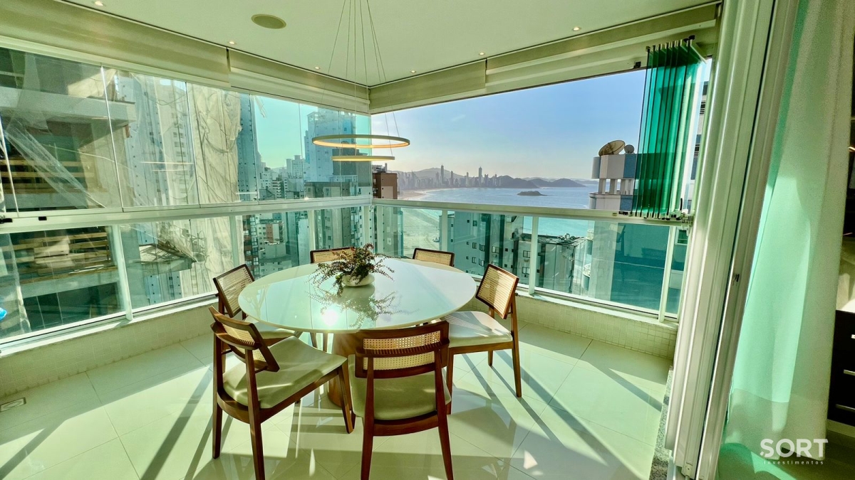 Mesa Jantar Apartamento Vista Mar no Edifício Luar Biasa