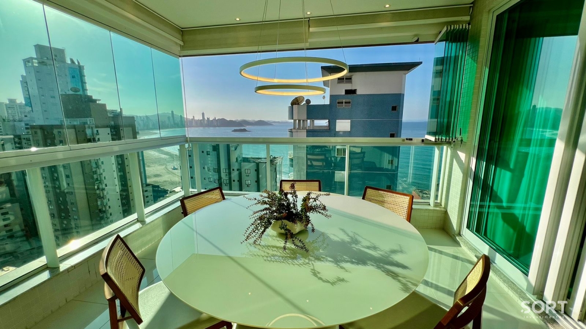 Mesa Jantar Apartamento Vista Mar no Edifício Luar Biasa