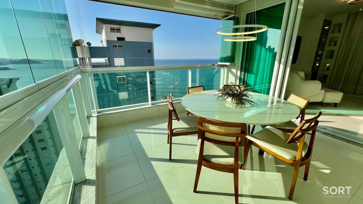 Mesa Jantar Apartamento Vista Mar no Edifício Luar Biasa