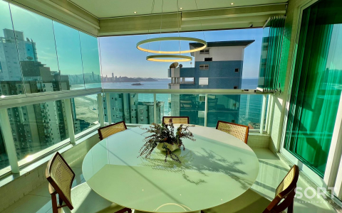 Mesa Jantar Apartamento Vista Mar no Edifício Luar Biasa Mesa Jantar Apartamento Vista Mar no Edifício Luar Biasa