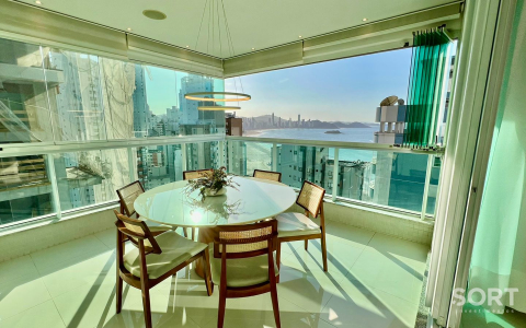 Mesa Jantar Apartamento Vista Mar no Edifício Luar Biasa
