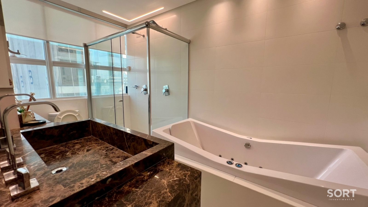 Banheiro Suíte Master Apartamento Vista Mar no Edifício Luar Biasa