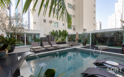 Apartamento Diferenciado com 3 dormitórios sendo 2 suítes e 2 vagas no Centro de Balneário Camboriú