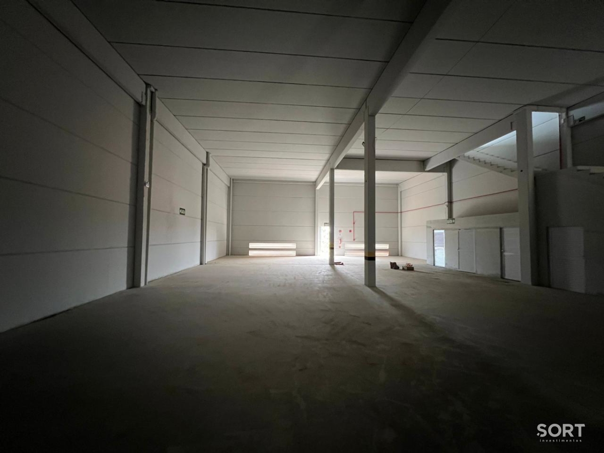 Galpão Logístico de 1038m² em Condomínio Fechado