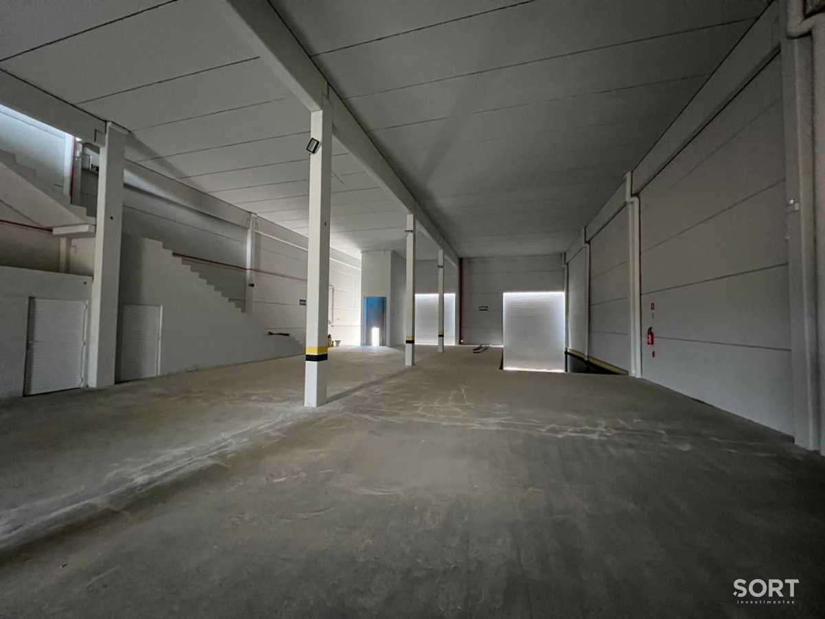 Galpão Logístico de 1038m² em Condomínio Fechado