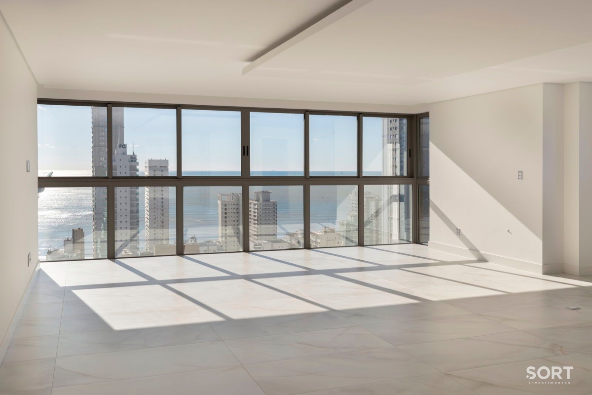 Apartamento à venda no Ed. Ocean Breeze com 167 m² no Centro de Balneário Camboriú