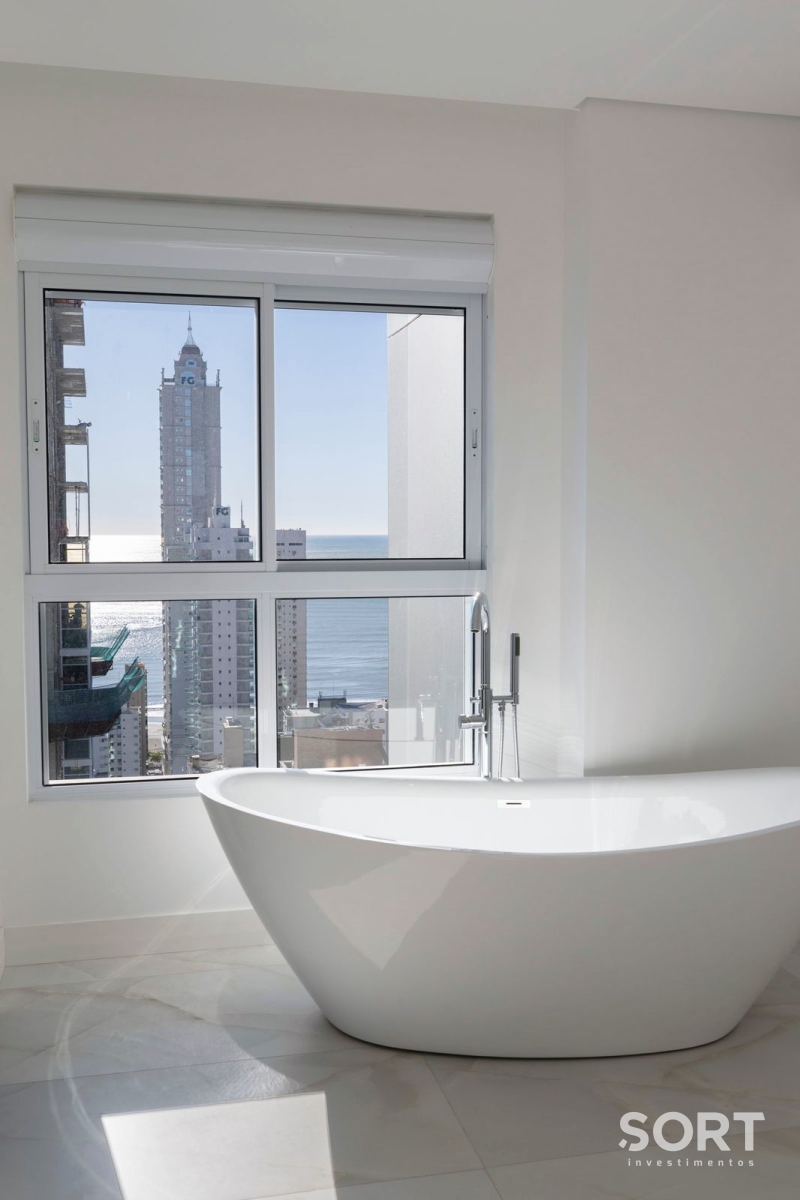 Apartamento à venda no Ed. Ocean Breeze com 167 m² no Centro de Balneário Camboriú