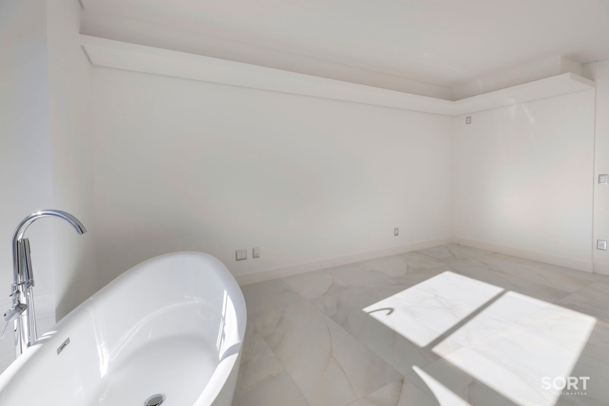Apartamento à venda no Ed. Ocean Breeze com 167 m² no Centro de Balneário Camboriú