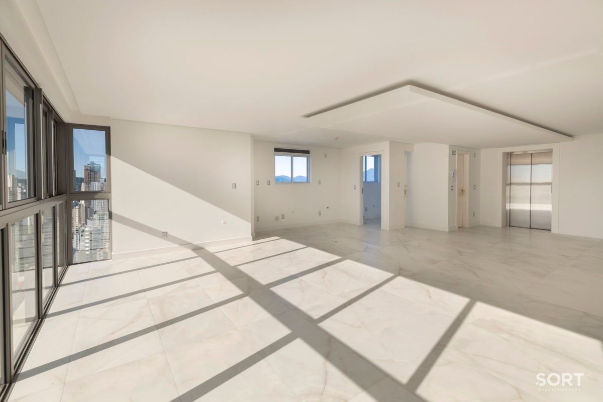 Apartamento à venda no Ed. Ocean Breeze com 167 m² no Centro de Balneário Camboriú