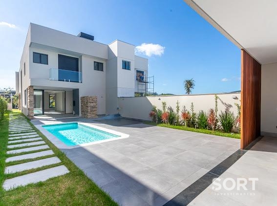 Casa no Condomínio Reserva com 3 Suítes, 4 vagas de garagem, piscina  em Balneário Camboriú