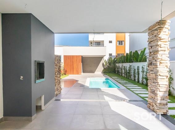 Casa no Condomínio Reserva com 3 Suítes, 4 vagas de garagem, piscina  em Balneário Camboriú