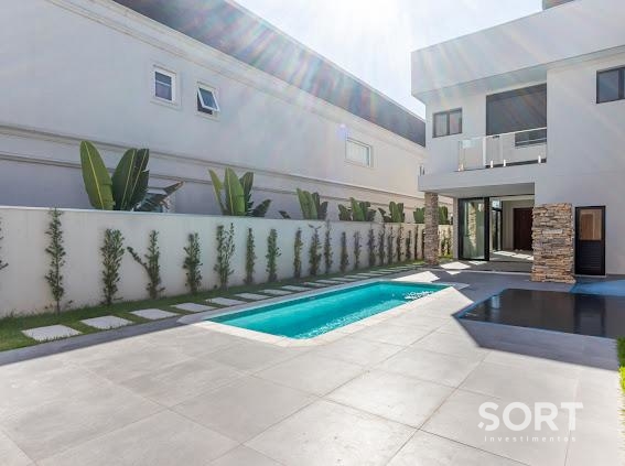 Casa no Condomínio Reserva com 3 Suítes, 4 vagas de garagem, piscina  em Balneário Camboriú