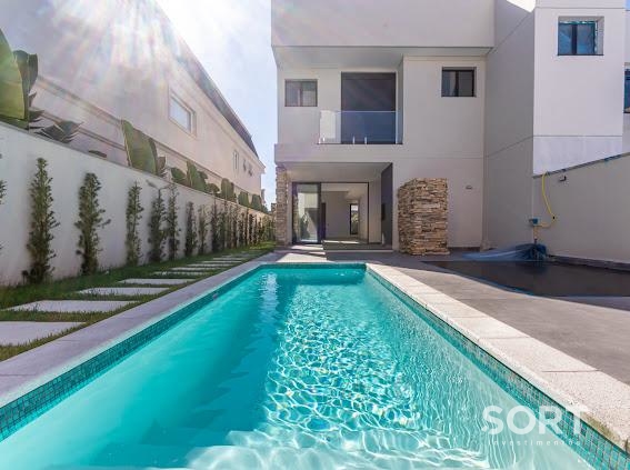 Casa no Condomínio Reserva com 3 Suítes, 4 vagas de garagem, piscina  em Balneário Camboriú