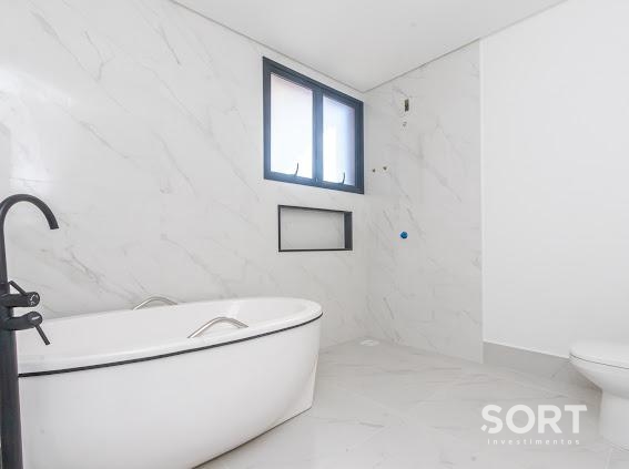 Casa no Condomínio Reserva com 3 Suítes, 4 vagas de garagem, piscina  em Balneário Camboriú
