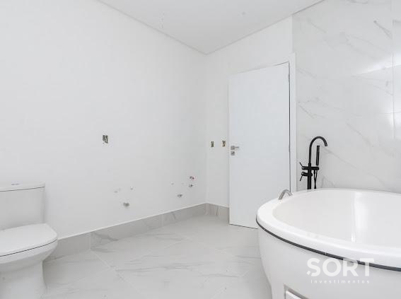 Casa no Condomínio Reserva com 3 Suítes, 4 vagas de garagem, piscina  em Balneário Camboriú