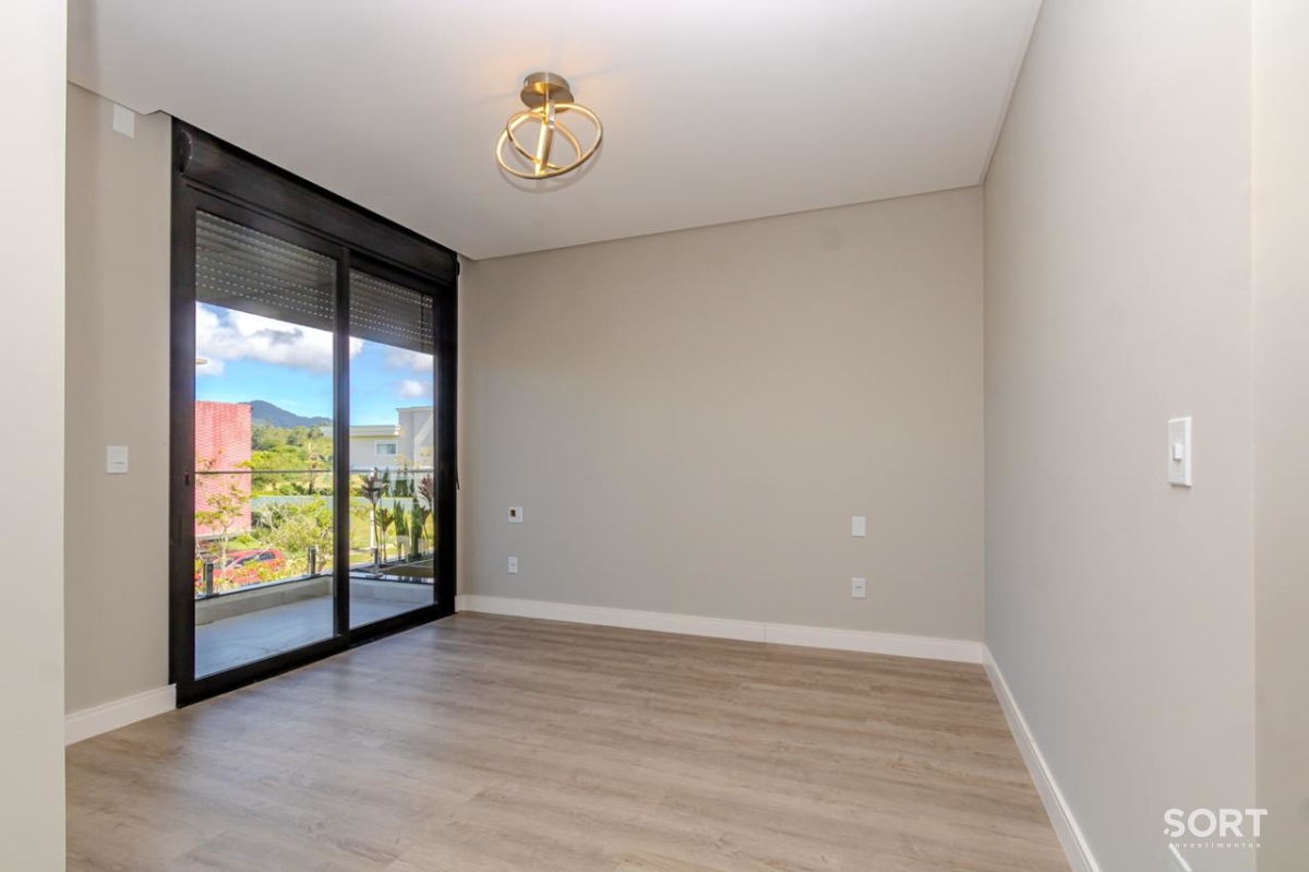 Casa no Condomínio Reserva com 2 Suítes, 2 Demi suites, 5 banheiros sendo 1 lavado, vagas de garagem, piscina, em Balneário Camboriú