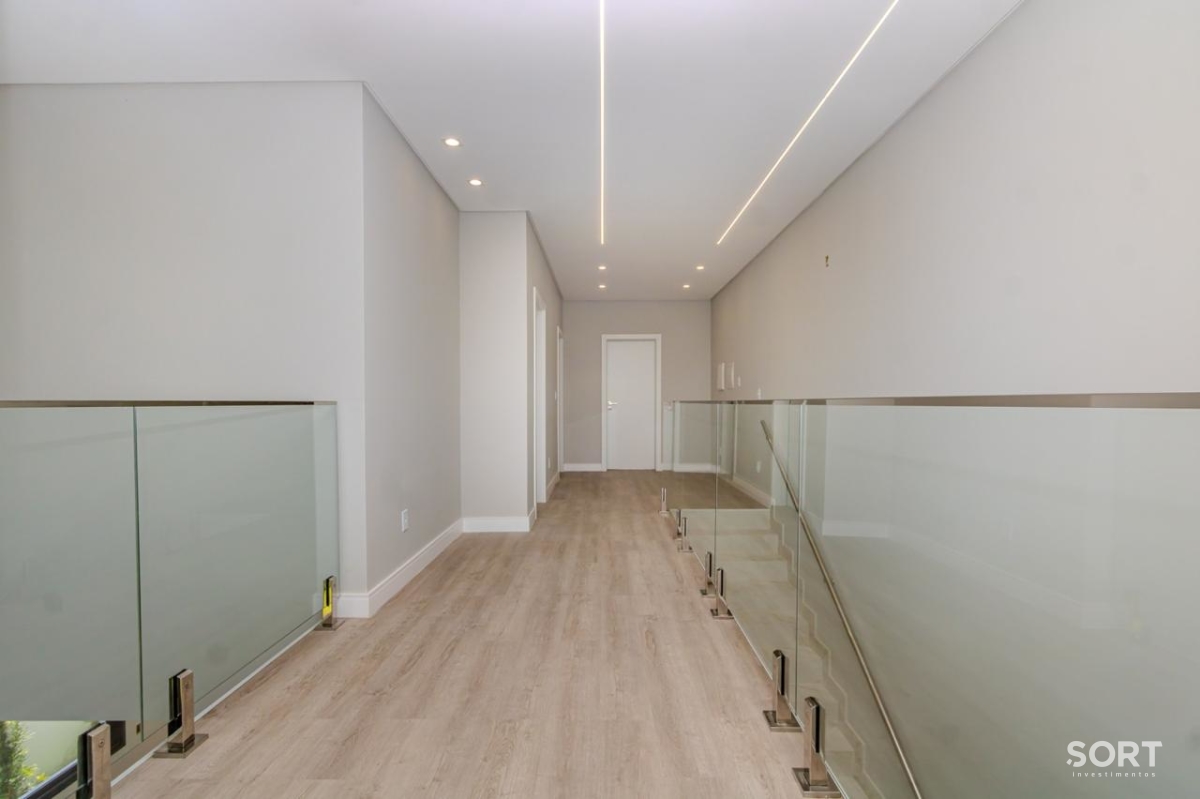 Casa no Condomínio Reserva com 2 Suítes, 2 Demi suites, 5 banheiros sendo 1 lavado, vagas de garagem, piscina, em Balneário Camboriú