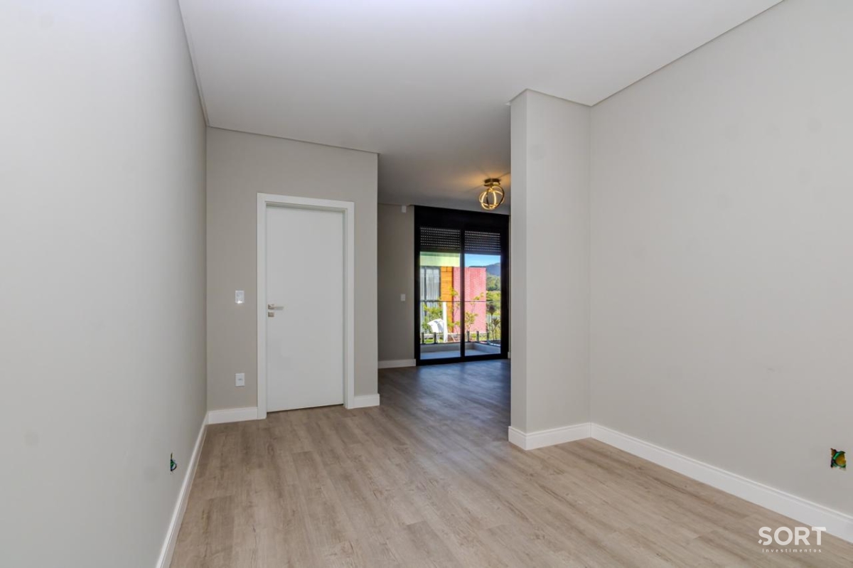 Casa no Condomínio Reserva com 2 Suítes, 2 Demi suites, 5 banheiros sendo 1 lavado, vagas de garagem, piscina, em Balneário Camboriú