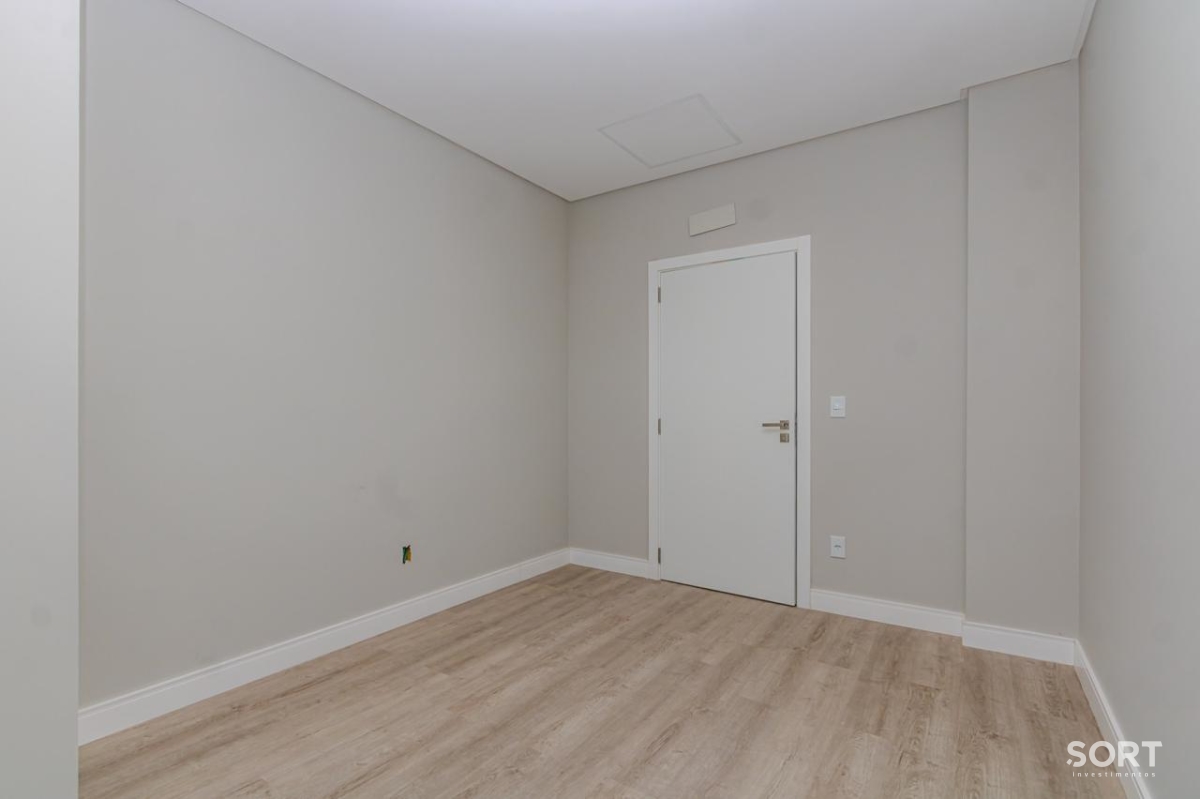 Casa no Condomínio Reserva com 2 Suítes, 2 Demi suites, 5 banheiros sendo 1 lavado, vagas de garagem, piscina, em Balneário Camboriú