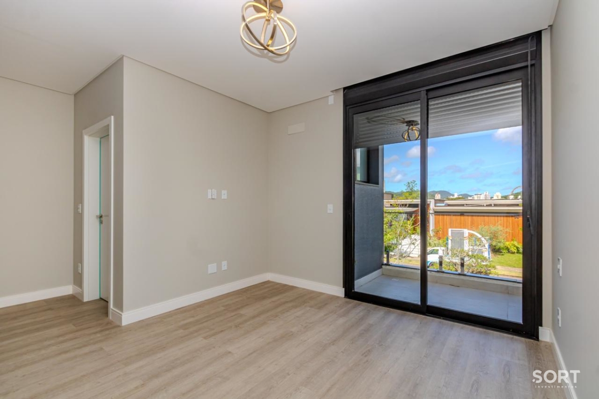 Casa no Condomínio Reserva com 2 Suítes, 2 Demi suites, 5 banheiros sendo 1 lavado, vagas de garagem, piscina, em Balneário Camboriú