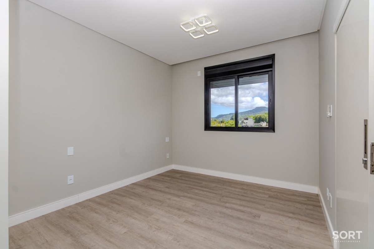 Casa no Condomínio Reserva com 2 Suítes, 2 Demi suites, 5 banheiros sendo 1 lavado, vagas de garagem, piscina, em Balneário Camboriú