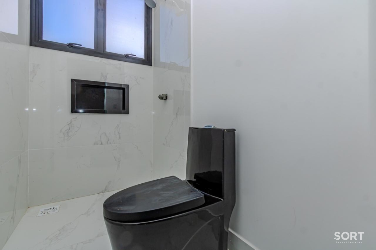 Casa no Condomínio Reserva com 2 Suítes, 2 Demi suites, 5 banheiros sendo 1 lavado, vagas de garagem, piscina, em Balneário Camboriú