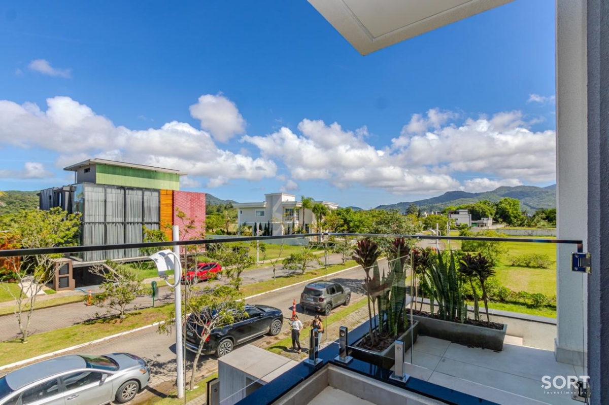Casa no Condomínio Reserva com 2 Suítes, 2 Demi suites, 5 banheiros sendo 1 lavado, vagas de garagem, piscina, em Balneário Camboriú