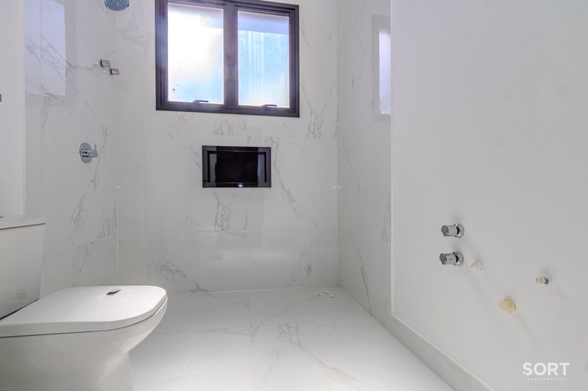 Casa no Condomínio Reserva com 2 Suítes, 2 Demi suites, 5 banheiros sendo 1 lavado, vagas de garagem, piscina, em Balneário Camboriú