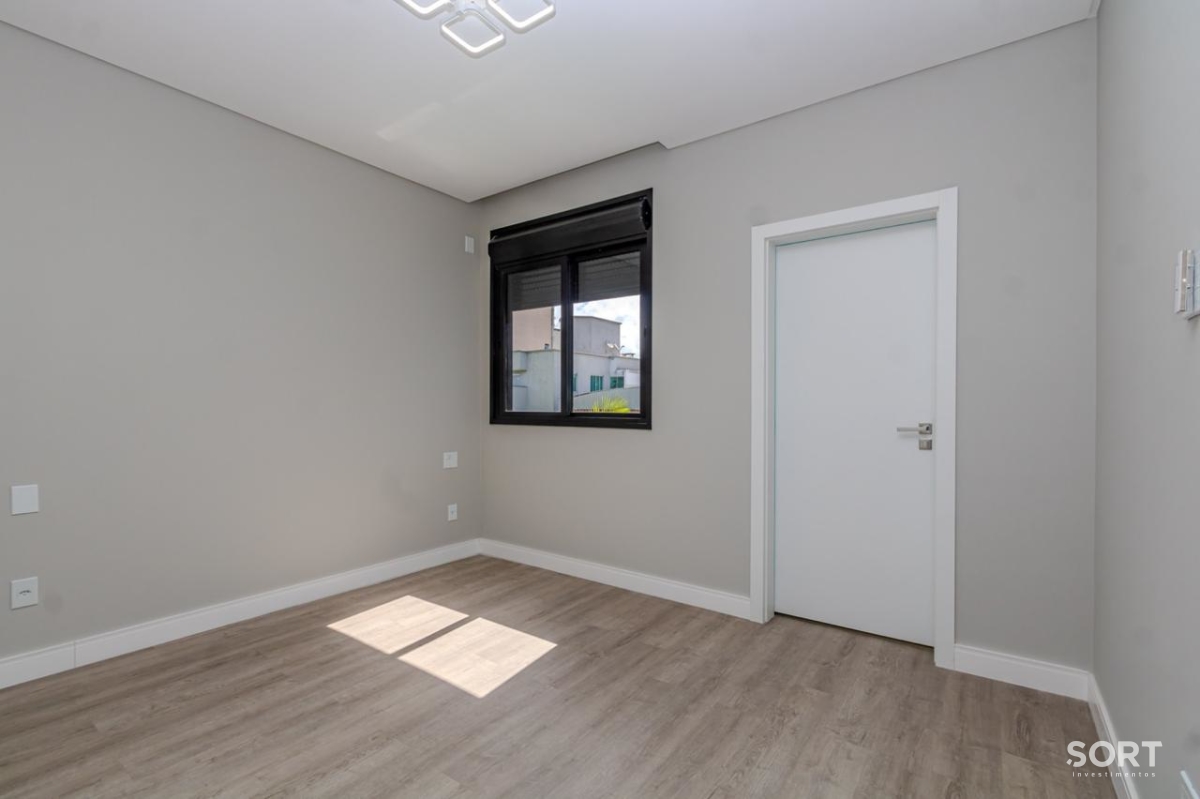 Casa no Condomínio Reserva com 2 Suítes, 2 Demi suites, 5 banheiros sendo 1 lavado, vagas de garagem, piscina, em Balneário Camboriú
