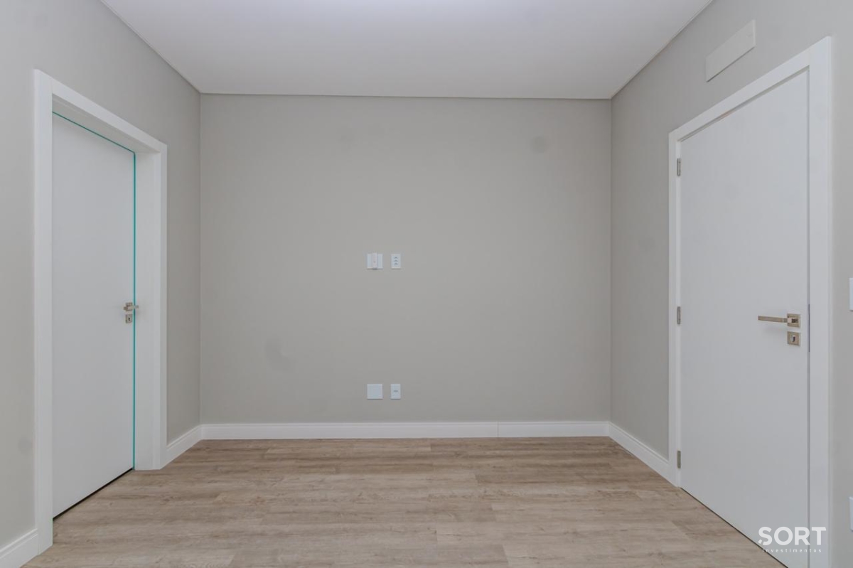 Casa no Condomínio Reserva com 2 Suítes, 2 Demi suites, 5 banheiros sendo 1 lavado, vagas de garagem, piscina, em Balneário Camboriú