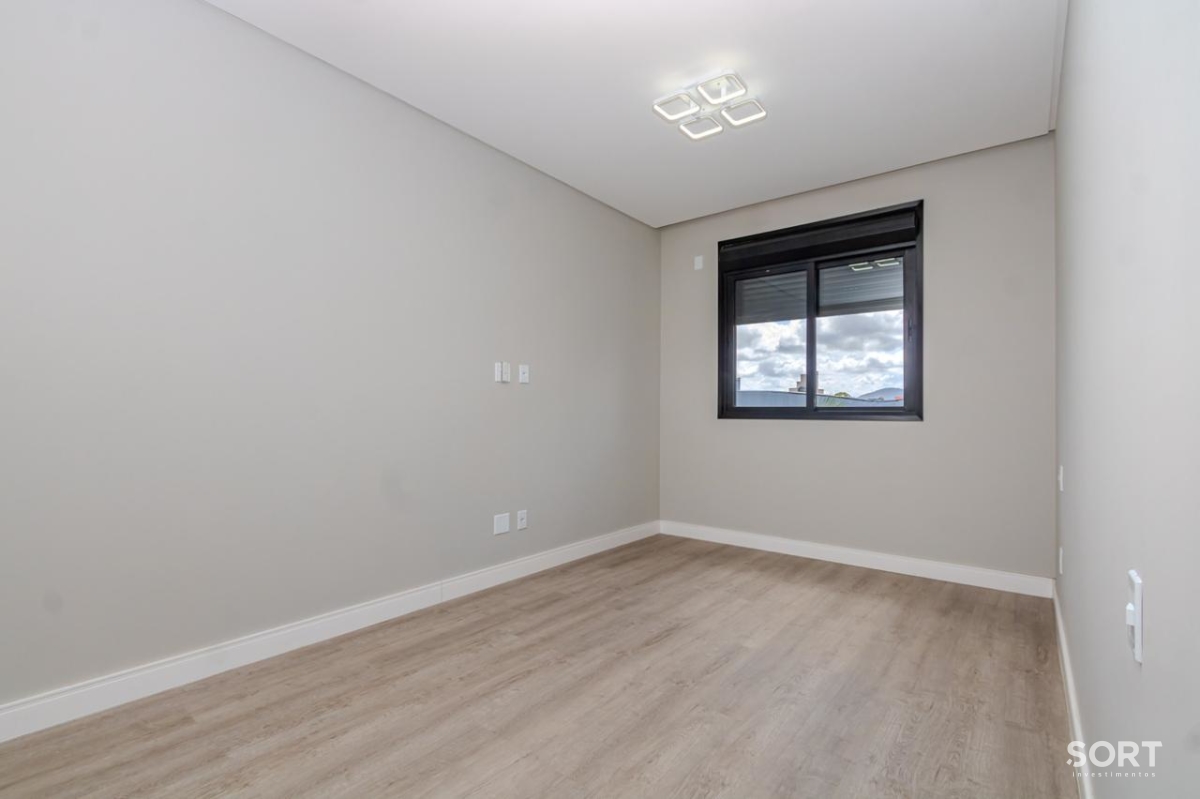 Casa no Condomínio Reserva com 2 Suítes, 2 Demi suites, 5 banheiros sendo 1 lavado, vagas de garagem, piscina, em Balneário Camboriú