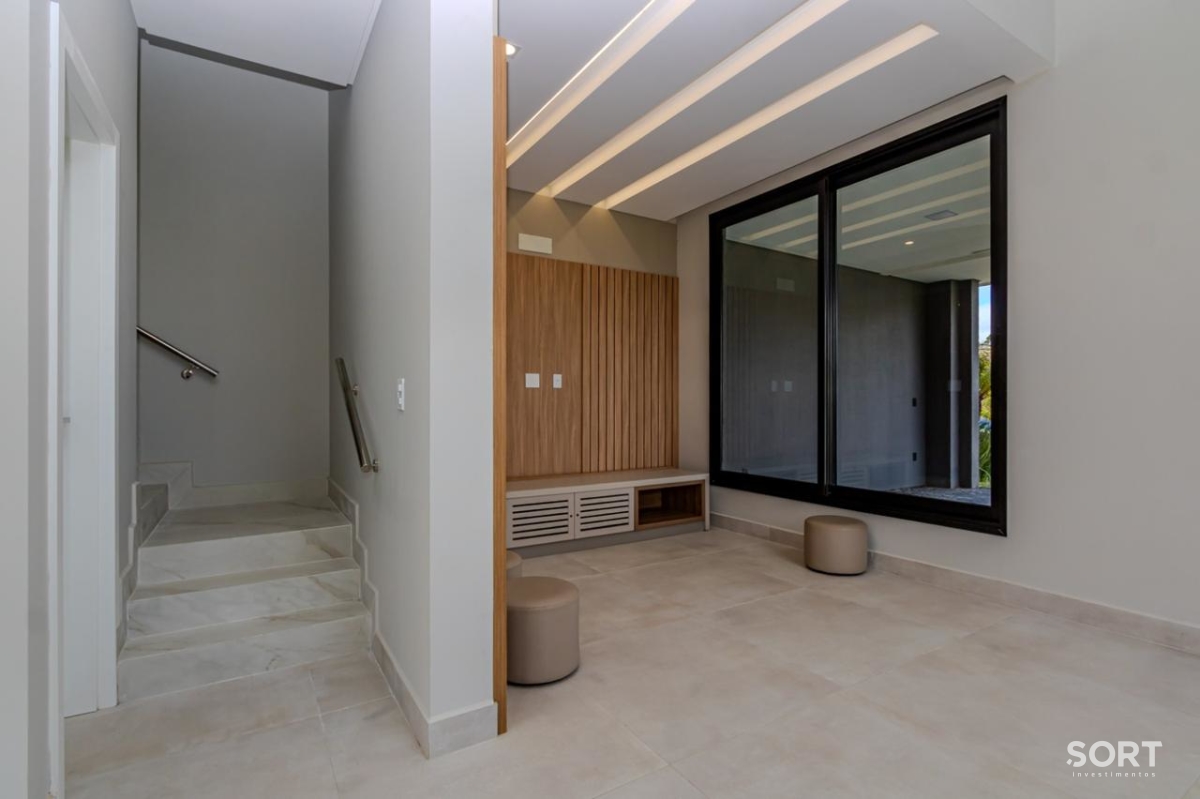 Casa no Condomínio Reserva com 2 Suítes, 2 Demi suites, 5 banheiros sendo 1 lavado, vagas de garagem, piscina, em Balneário Camboriú