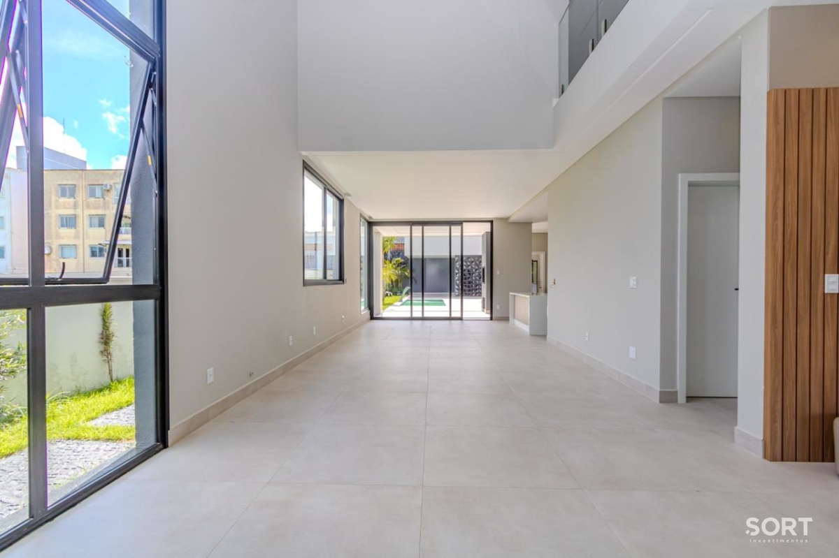 Casa no Condomínio Reserva com 2 Suítes, 2 Demi suites, 5 banheiros sendo 1 lavado, vagas de garagem, piscina, em Balneário Camboriú