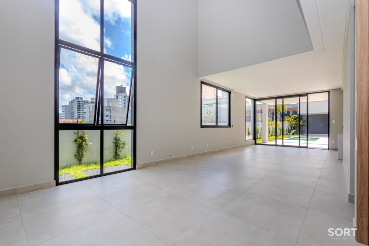 Casa no Condomínio Reserva com 2 Suítes, 2 Demi suites, 5 banheiros sendo 1 lavado, vagas de garagem, piscina, em Balneário Camboriú