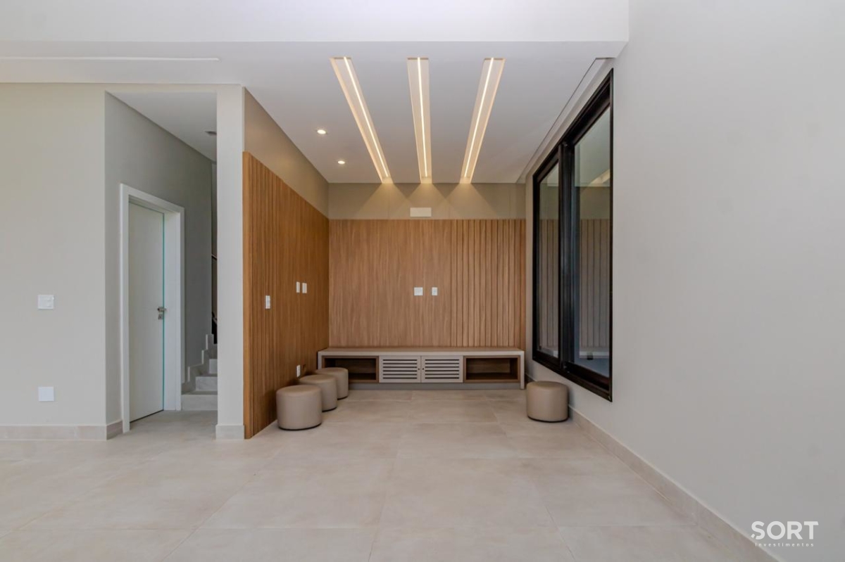 Casa no Condomínio Reserva com 2 Suítes, 2 Demi suites, 5 banheiros sendo 1 lavado, vagas de garagem, piscina, em Balneário Camboriú