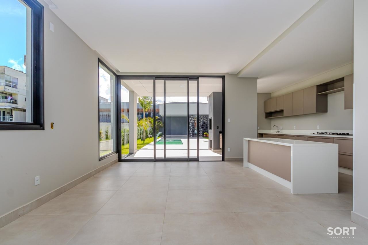 Casa no Condomínio Reserva com 2 Suítes, 2 Demi suites, 5 banheiros sendo 1 lavado, vagas de garagem, piscina, em Balneário Camboriú