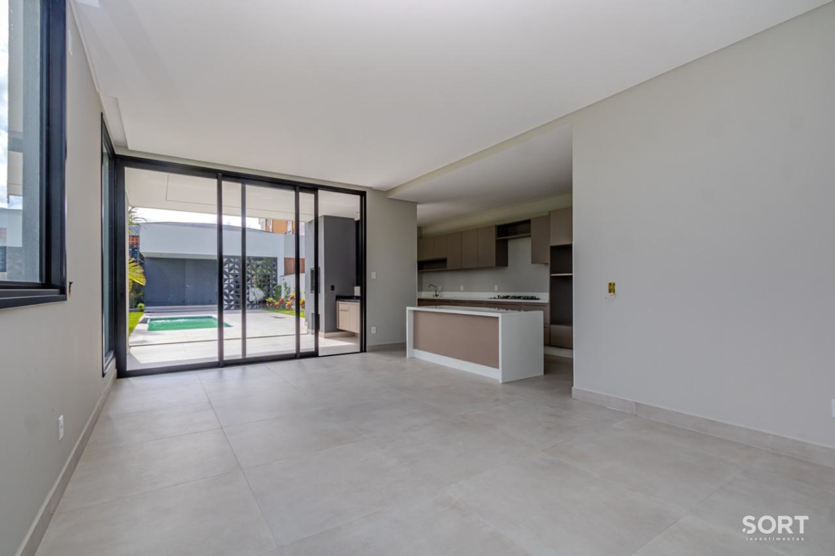 Casa no Condomínio Reserva com 2 Suítes, 2 Demi suites, 5 banheiros sendo 1 lavado, vagas de garagem, piscina, em Balneário Camboriú