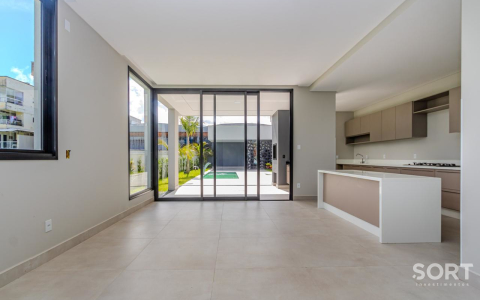 Casa no Condomínio Reserva com 2 Suítes, 2 Demi suites, 5 banheiros sendo 1 lavado, vagas de garagem, piscina, em Balneário Camboriú