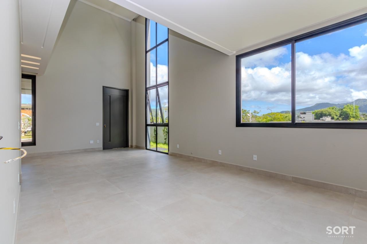 Casa no Condomínio Reserva com 2 Suítes, 2 Demi suites, 5 banheiros sendo 1 lavado, vagas de garagem, piscina, em Balneário Camboriú
