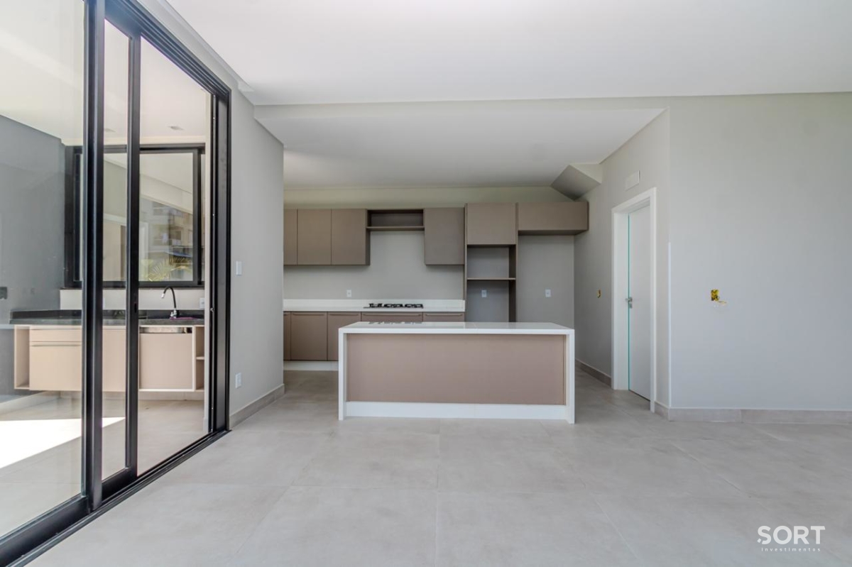 Casa no Condomínio Reserva com 2 Suítes, 2 Demi suites, 5 banheiros sendo 1 lavado, vagas de garagem, piscina, em Balneário Camboriú