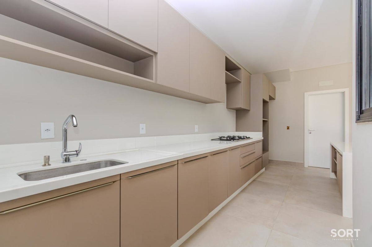 Casa no Condomínio Reserva com 2 Suítes, 2 Demi suites, 5 banheiros sendo 1 lavado, vagas de garagem, piscina, em Balneário Camboriú