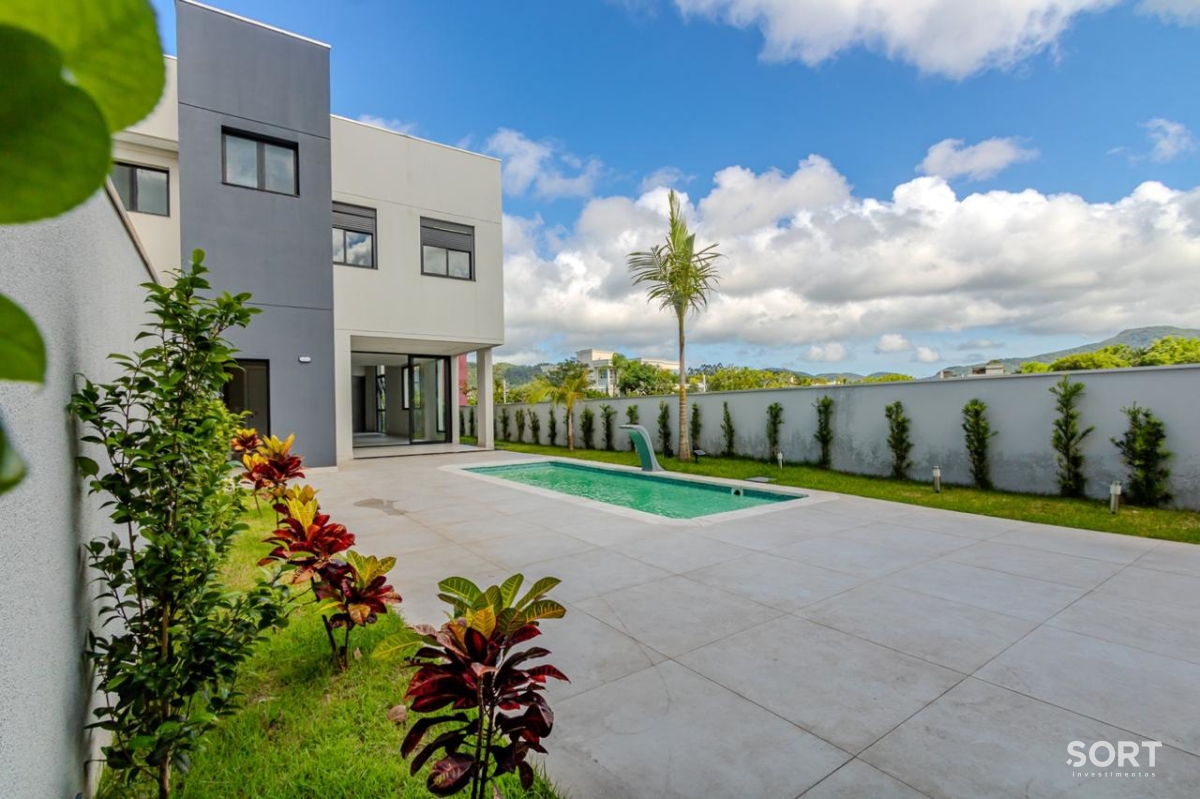 Casa no Condomínio Reserva com 2 Suítes, 2 Demi suites, 5 banheiros sendo 1 lavado, vagas de garagem, piscina, em Balneário Camboriú