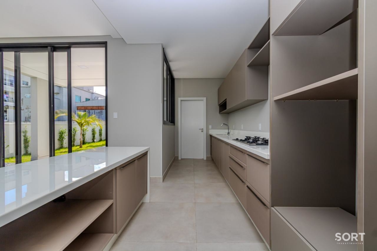 Casa no Condomínio Reserva com 2 Suítes, 2 Demi suites, 5 banheiros sendo 1 lavado, vagas de garagem, piscina, em Balneário Camboriú