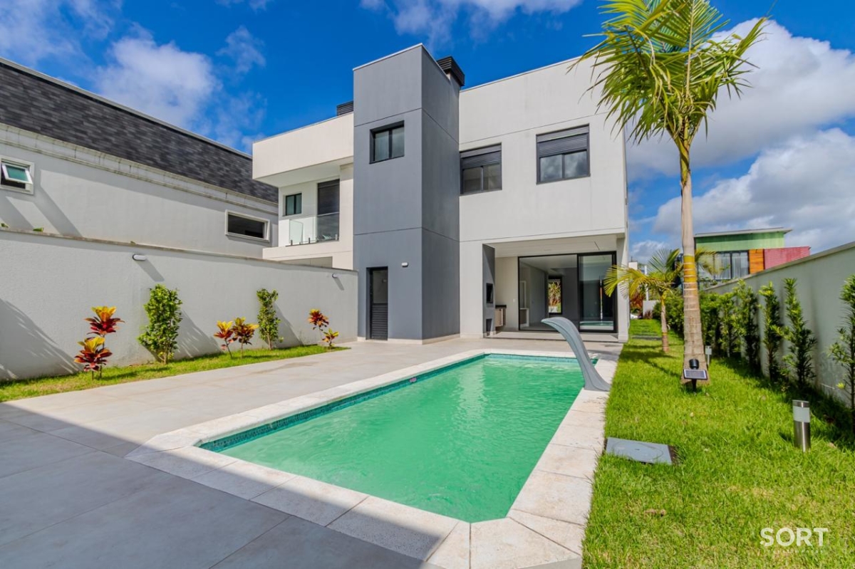 Casa no Condomínio Reserva com 2 Suítes, 2 Demi suites, 5 banheiros sendo 1 lavado, vagas de garagem, piscina, em Balneário Camboriú