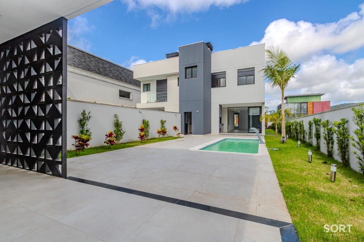 Casa no Condomínio Reserva com 2 Suítes, 2 Demi suites, 5 banheiros sendo 1 lavado, vagas de garagem, piscina, em Balneário Camboriú