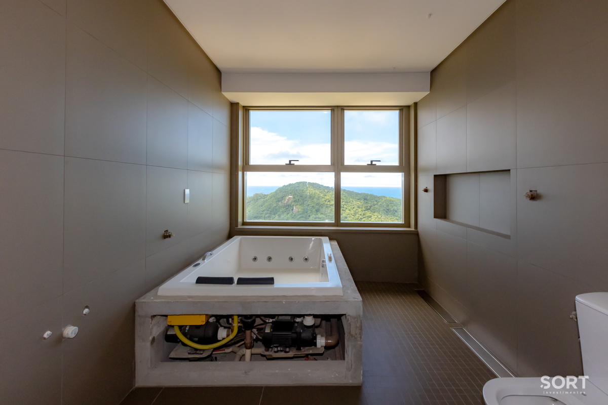 Apartamento no Edifício Yachthouse andar alto em Balneário Camboriú