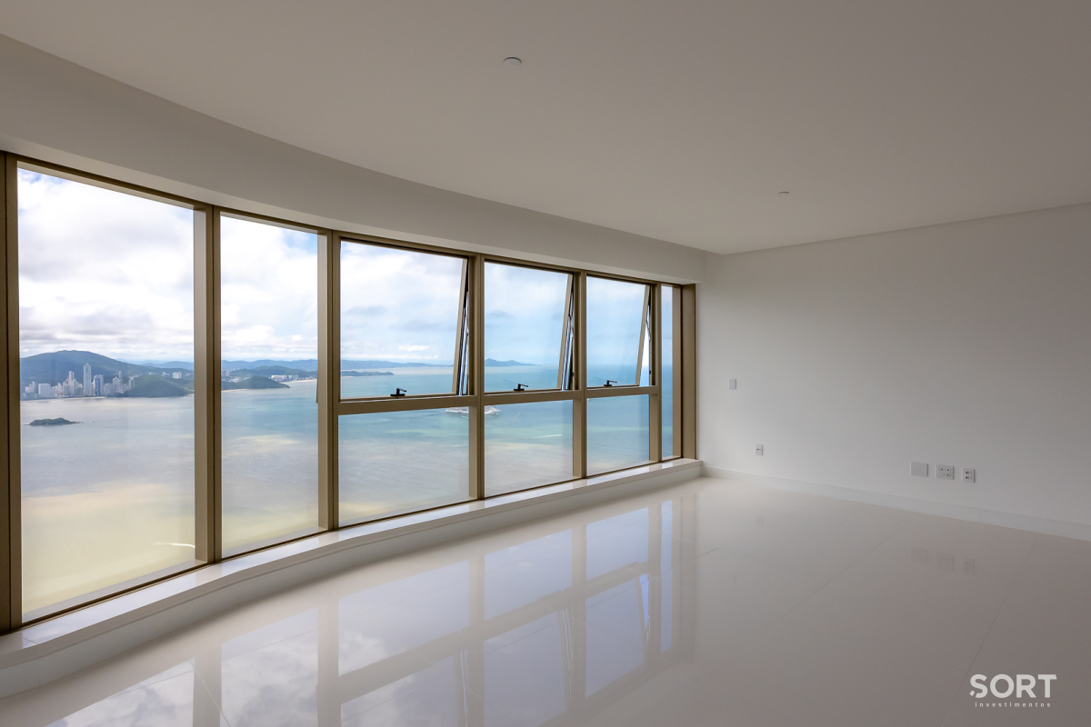 Apartamento no Edifício Yachthouse andar alto em Balneário Camboriú