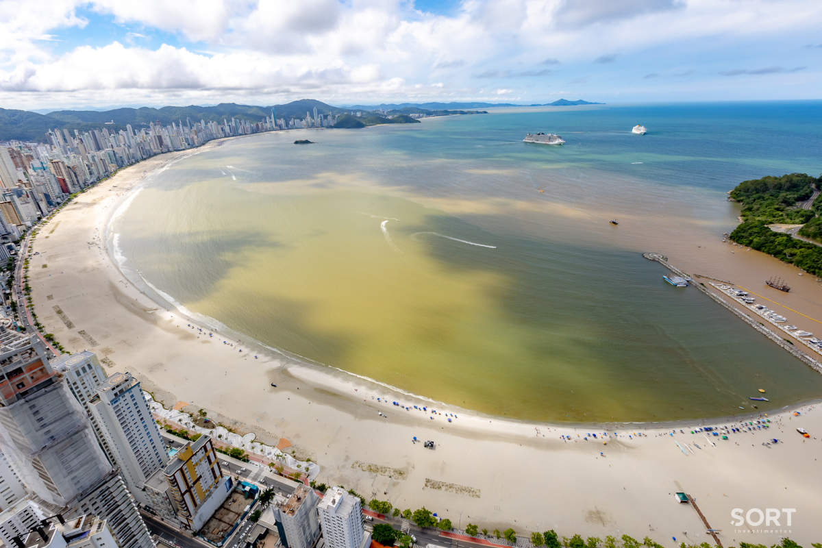 Apartamento no Edifício Yachthouse andar alto em Balneário Camboriú