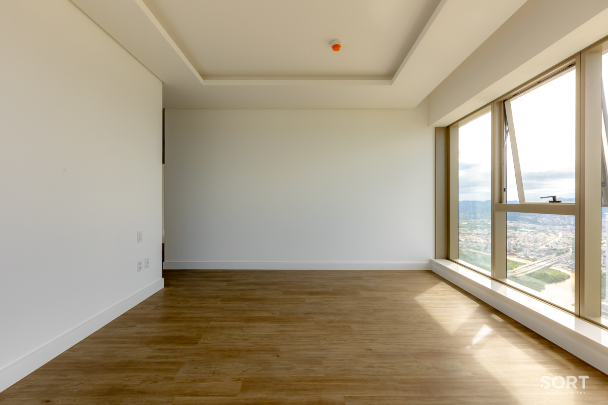 Apartamento no Edifício Yachthouse andar alto em Balneário Camboriú