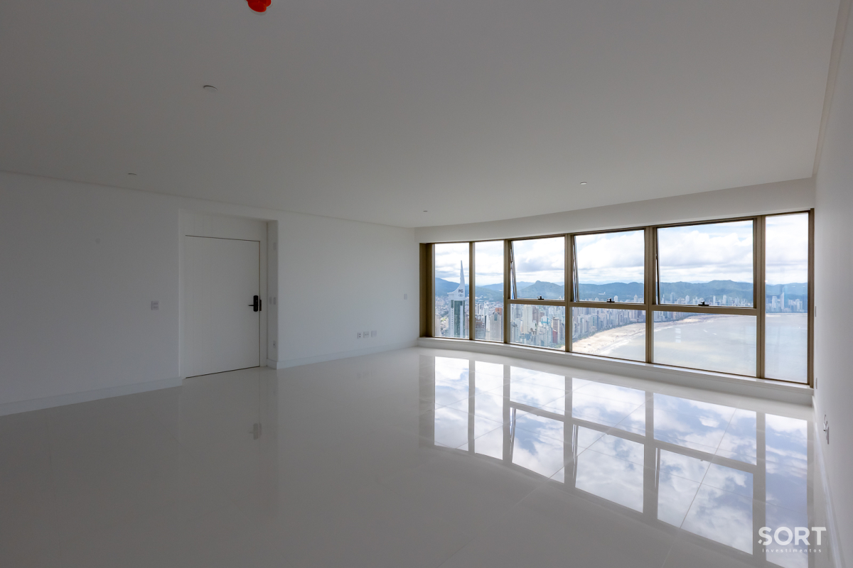 Apartamento no Edifício Yachthouse andar alto em Balneário Camboriú